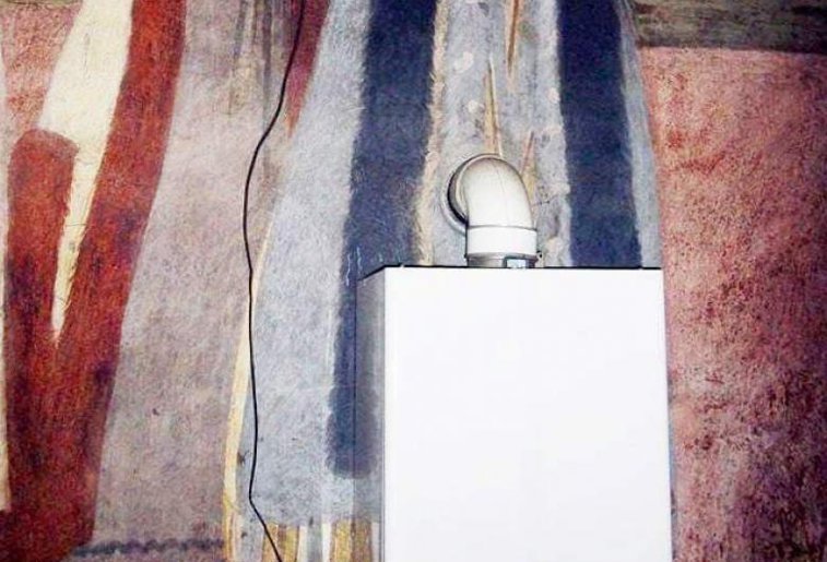 Imaginea articolului FOTO. Situaţie revoltătoare: Centrală termică montată peste o pictură veche de două secole, într-o biserică din Târgu-Jiu