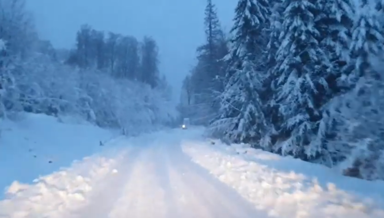 Imaginea articolului VIDEO | Staţiune montană, cu zăpadă de 30 de centimetri