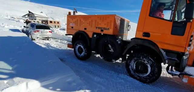 Imaginea articolului Turişti blocaţi cu maşina pe un drum din Rânca. Stratul de zăpadă are un metru. VIDEO