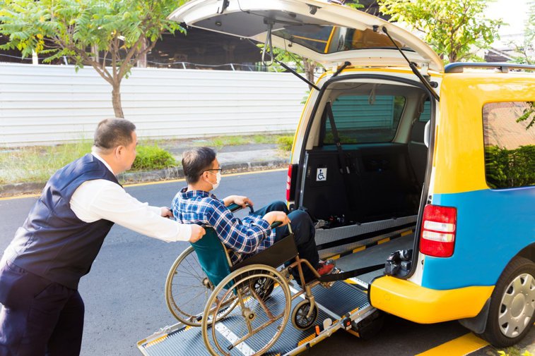 Imaginea articolului Operatorii de taxi, obligaţi să deţină maşini adaptate persoanelor cu handicap