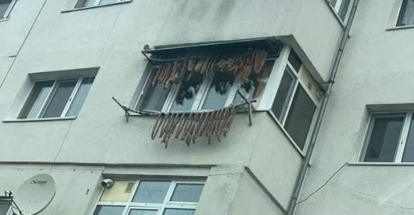 Imaginea articolului Imagini VIRALE: Balcon „împodobit” cu slănină şi cârnaţi, în Gorj. Cum au reacţionat internauţii: „M-ar interesa etajul!”