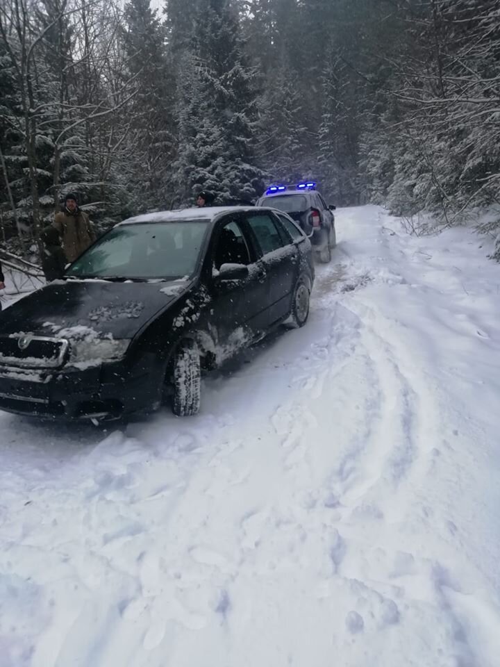 Imaginea articolului Trei turişti au rămas blocaţi pe un drum forestier acoperit de gheaţă, în Gorj