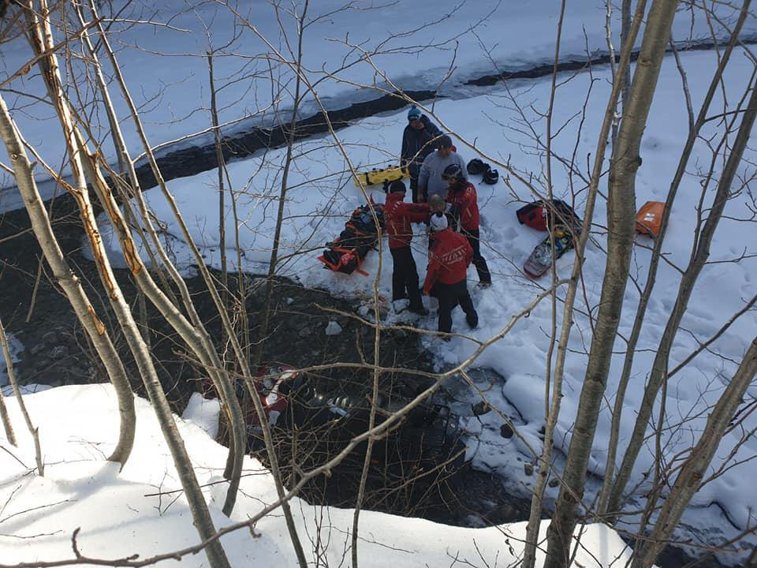 Imaginea articolului Două persoane, salvate de pompieri după ce s-au răsturnat în apă cu snowmobilul. FOTO