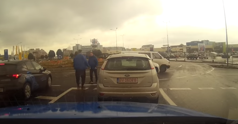 Imaginea articolului Şicanare în trafic, la Braşov. Imaginile surprind o altercaţie între un taximetrist şi alt şofer. VIDEO