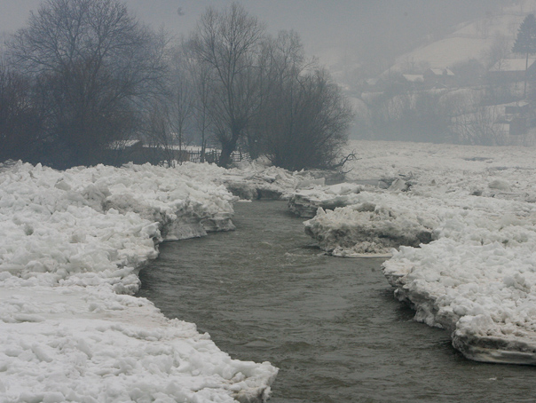 Imaginea articolului Risc crescut de inundaţii în Harghita. Pe cursul pârâului Valea Topliţei s-a format un zăpor de gheaţă