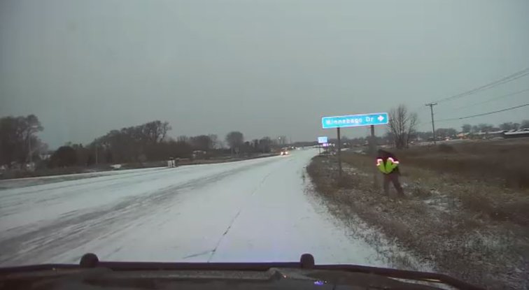 Imaginea articolului Drumul din Sinaia spre Cota 1400 a fost închis. Mai multe maşini au derapat din cauza gheţii | VIDEO