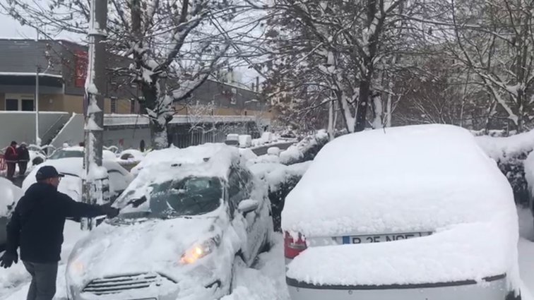 Imaginea articolului GALERIE FOTO şi VIDEO: Bucureştiul, după prima ninsoare din acest an