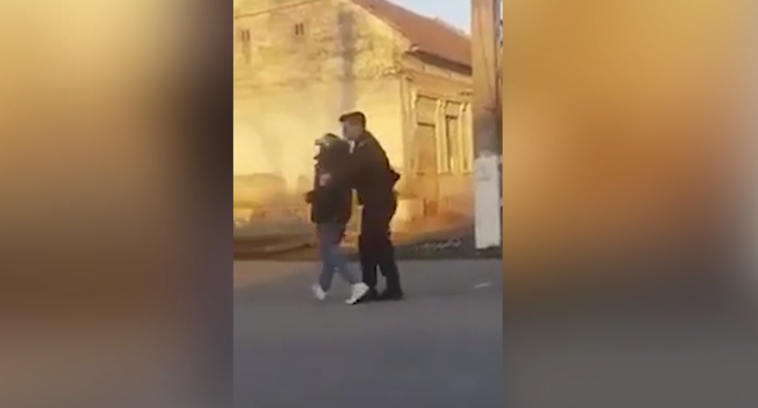 Imaginea articolului  Un tânăr beat din Timiş a sunat la 112 să reclame un migrant, apoi a fugit de poliţist şi l-a înjurat. VIDEO