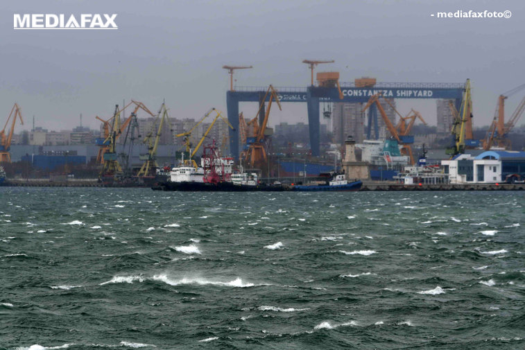 Imaginea articolului O navă din China a acostat în Portul Constanţa. Membrii echipajului verificaţi de autorităţi, de teama coronavirusului