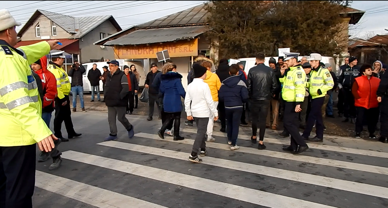 Imaginea articolului Nou protest pe DN 1, împotriva separatoarelor de sens. Zeci de oameni au blocat circulaţia. VIDEO