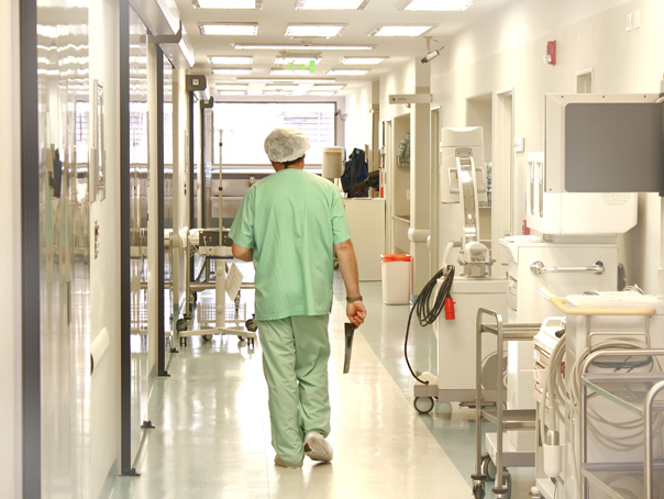 Imaginea articolului Anchetă internă la Spitalul „Grigore Alexandrescu”: un medic a fost filmat în timp ce opera fără mănuşi