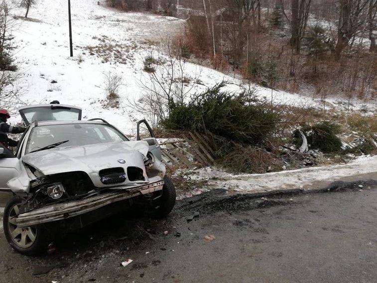 Imaginea articolului Accident în Hunedoara. Un şofer beat a intrat maşina într-un copac, iar trei tineri au fost răniţi 