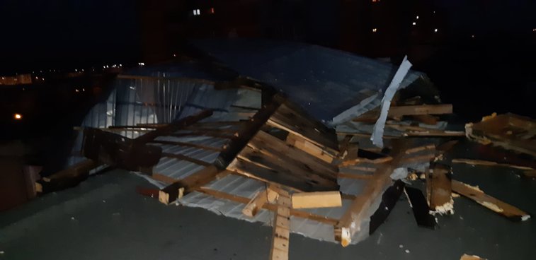 Imaginea articolului Trei persoane, între care doi copii au fost rănite de un acoperiş smuls de vânt, în Hunedoara