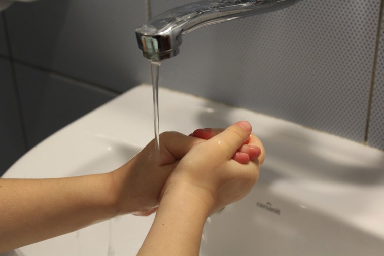 Imaginea articolului Unul din cinci copii din România care nu are WC în casă nu se spală pe mâini după ce foloseşte toaleta