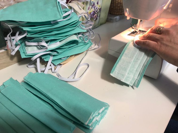 Imaginea articolului Trei croitorese din Argeş au oprit producţia de rochii ca să facă măşti de protecţie