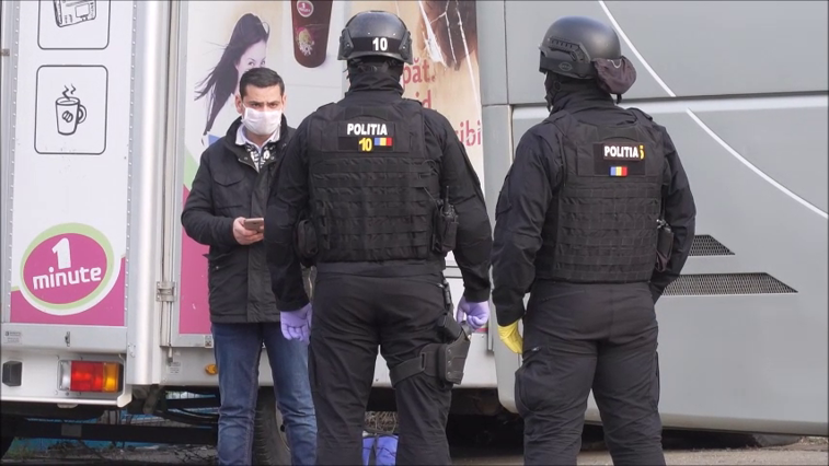 Imaginea articolului Românii întorşi din Marea Britanie, păziţi de trupele speciale. Scandal pe aeroportul din Iaşi | VIDEO