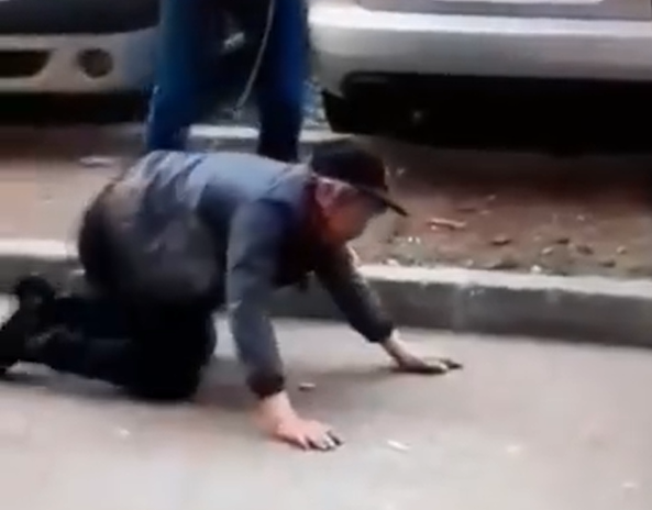 Imaginea articolului VIDEO Un tânăr a fost filmat în timp ce se plimbă cu un bărbat în lesă, într-un oraş din Gorj 