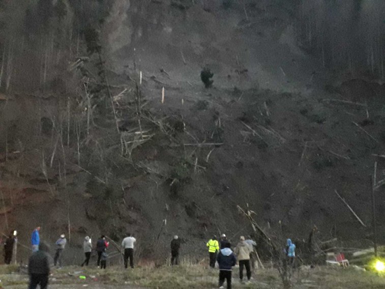 Imaginea articolului VIDEO Alunecare majoră de teren, vineri seara, în staţiunea Azuga. 150 de persoane au fost evacuate/ Martor: Pământul a acoperit în totalitate râul Azuga