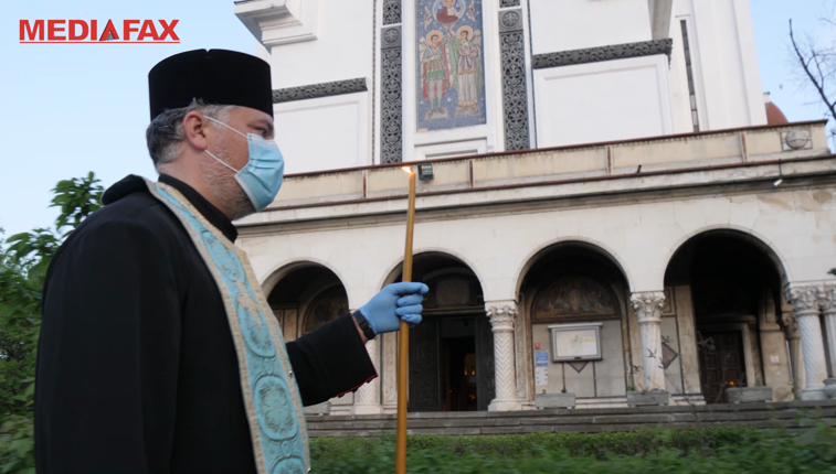 Imaginea articolului De la Sfântul Mormânt, în casele românilor. Lumina Sfântă calmează spiritele după o săptămână de controverse în rândul autorităţilor