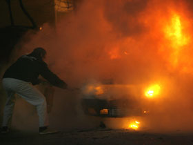 Imaginea articolului Maşina unui poliţist de frontieră din Rădăuţi a fost incendiată. Asupra cui cad bănuielile?