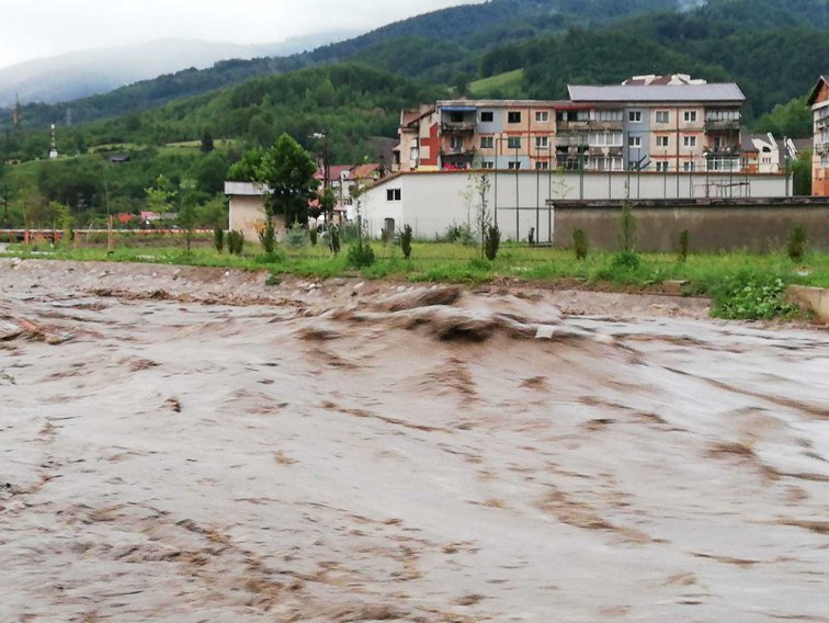 Imaginea articolului GALERIE FOTO | Imagini apocaliptice: alarmă de dezastre! Sute de oameni evacuaţi din cauza codului roşu de inundaţii din judeţul Hunedoara 