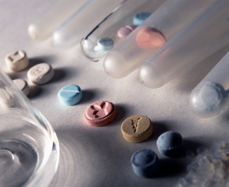 Imaginea articolului Zeci de pastile ecstasy în schimbul sumei de 2.500 lei. Dealer-ul vindea droguri mai ales în cluburile exclusiviste 