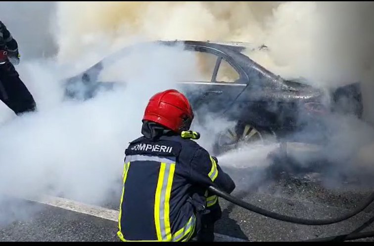 Imaginea articolului VIDEO O maşină s-a făcut scrum după ce a luat foc în mers, în Arad. Ce s-a întâmplat cu şoferul? 