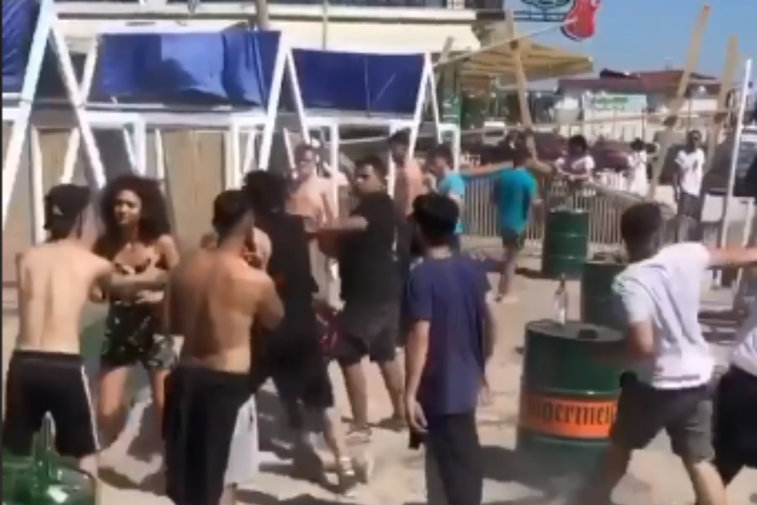 Imaginea articolului VIDEO: Bătaie în Vama Veche. Mai mulţi tineri au fost filmaţi când îşi împărţeau pumni şi picioare pe plajă. Poliţia s-a autosesizat