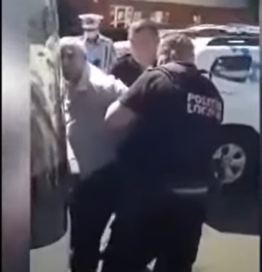 Imaginea articolului VIDEO. Un şofer de autobuz, încătuşat după ce a refuzat legitimarea. Nu purta mască dar nici poliţiştii nu aveau