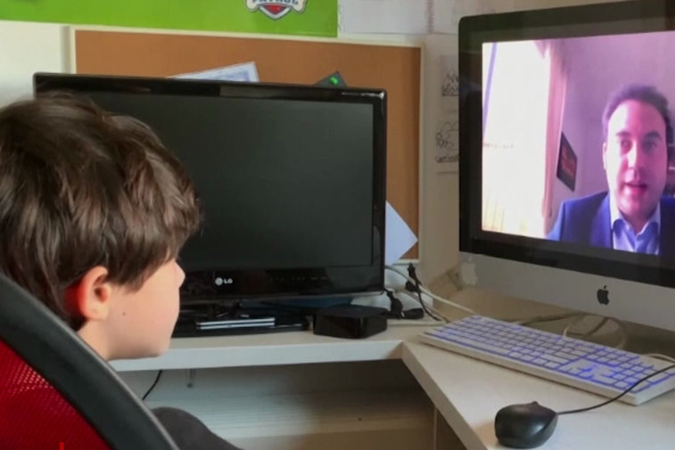 Imaginea articolului Alex, unul din elevii români care nu au acces la computer sau tabletă pentru a lua parte la şcoala online: „Mi-a fost greu să stau în casă fără să fac nimic” 