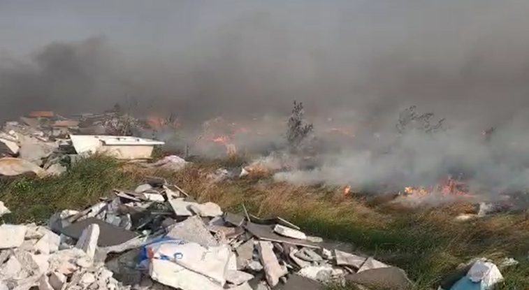 Imaginea articolului VIDEO Incendiu de vegetaţie în Capitală.  Opt autospeciale de stingere acţionează la faţa locului