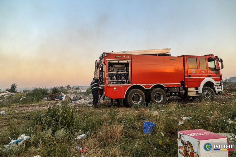Imaginea articolului Intervenţia pompierilor continuă în vestul Capitalei. Vegetaţia arde mocnit şi se observă fum