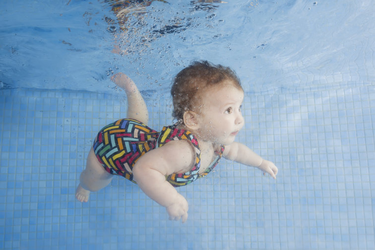 Imaginea articolului Cât te costă să-ţi înveţi bebeluşul să înoate