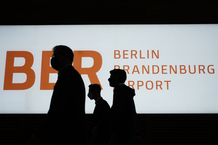 Imaginea articolului Berlin a inaugurat noul aeroport Brandenburg după o aşteptare de nouă ani. Activiştii pentru mediu au găsit o metodă inedită de a protesta