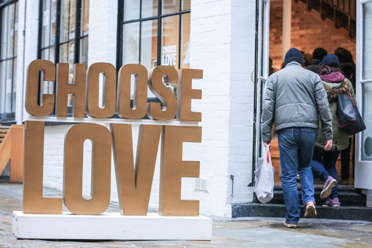 Imaginea articolului Alege Dragostea. Descoperă primul magazin din lume dedicat problemelor umanitare