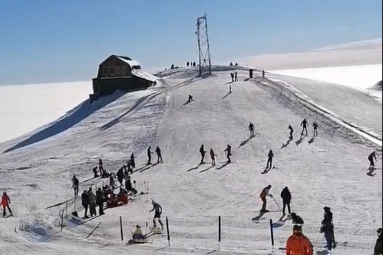 Imaginea articolului FOTO&VIDEO Aglomeraţie la munte, pe pârtiile de schi. Turiştii s-au bucurat de ziua însorită, respectând regulile de distanţare