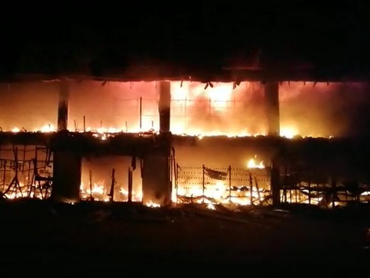 Imaginea articolului Incendiu grav în Sânnicolau Mare, în judeţul Timiş. Un magazin de 500 metri pătraţi a ars în totalitate 