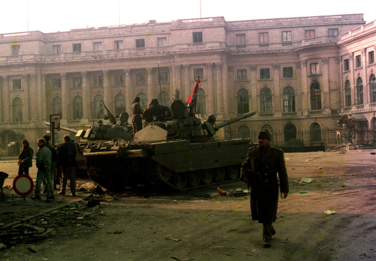 Imaginea articolului FOCUS: 22 decembrie '89 - Fuga lui Ceauşescu şi zeci de mii de oameni în stradă, sub tiruri de gloanţe