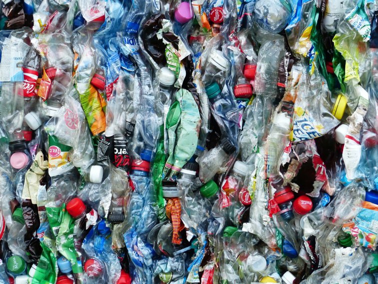 Imaginea articolului Greenpeace avertizează: Plasticul reciclat poate fi mai toxic şi nu este o soluţie pentru poluare