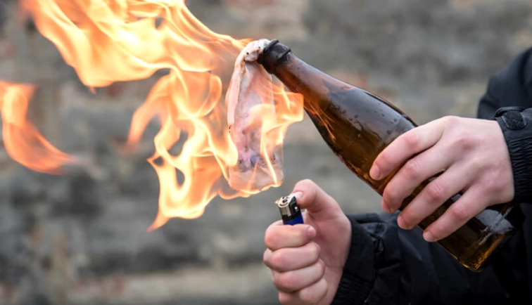 Imaginea articolului Atac cu „cocktail Molotov” în Ilfov. Un tânăr a fost arestat preventiv