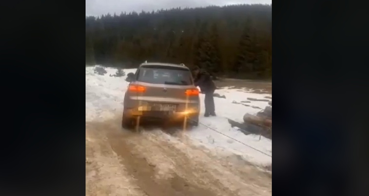 Imaginea articolului Şapte turişti au rămas blocaţi cu maşinile în zăpadă pe un drum forestier din Cluj