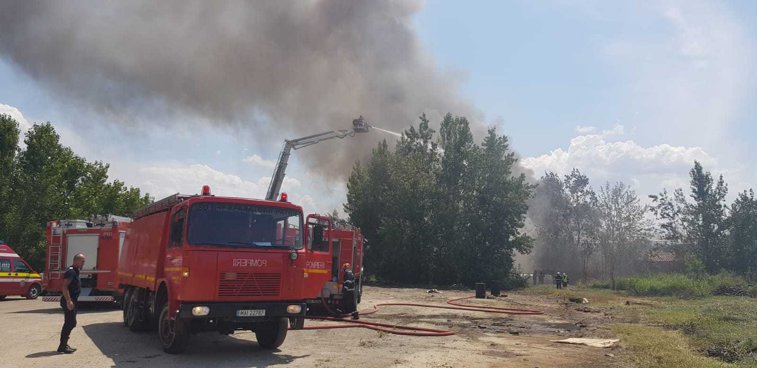 Imaginea articolului Incendiu puternic la un depozit din Sectorul 1. Degajări mari de fum pe o suprafaţă de 1000 de metri pătraţi