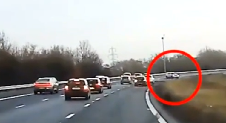 Imaginea articolului Pedeapsa primită de un individ beat care conducea pe autostradă cu 160 km/h: videoclipul poliţiei