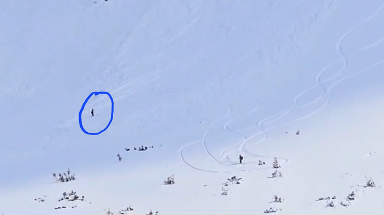 Imaginea articolului O schioare a fost prinsă de avalanşă, acoperită de zăpadă şi tărâtă până la poalele muntelui