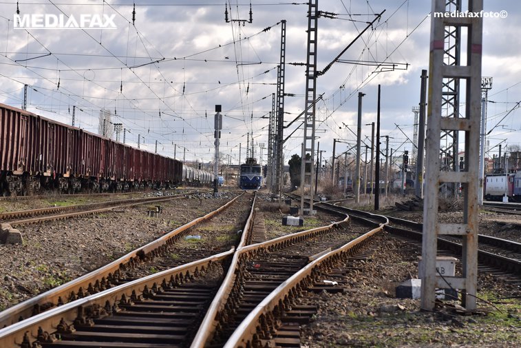 Imaginea articolului Blocaj pe calea ferată. Trei trenuri afectate de o locomotivă defectă