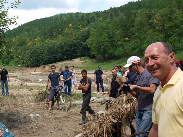 Imaginea articolului Băsescu, întâmpinat la Dorohoi de sinistraţi care au început să plângă, strigând că nu mai au nimic