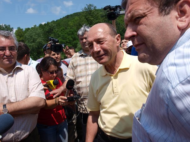 Imaginea articolului Localnic din Dorohoi către Băsescu: Îmi e scârbă să văd că veniţi şi vă uitaţi la nenorocirea noastră