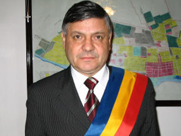 Imaginea articolului Primarul din Călăraşi, huiduit de cetăţeni, reacţionează: "Sunteţi nişte javre, o haită de derbedei"