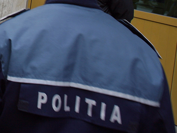 Imaginea articolului Imagini cu persoane îmbrăcate în poliţişti care par a fura. Poliţia face anchetă - VIDEO