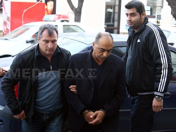 Imaginea articolului Cămătarul "Nissan" din Buzău a fost arestat. Interlopul este acuzat că îşi şantaja şi bătea victimele